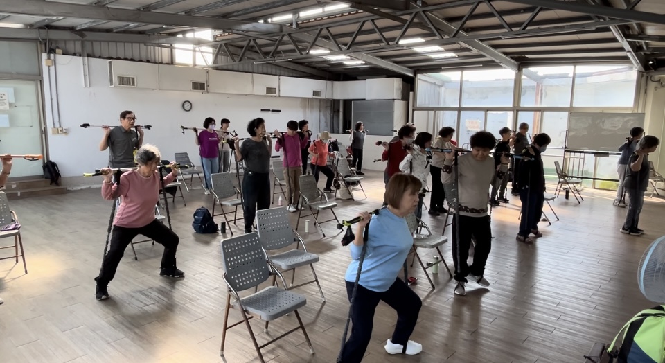 銀髮族健走杖防跌體適能