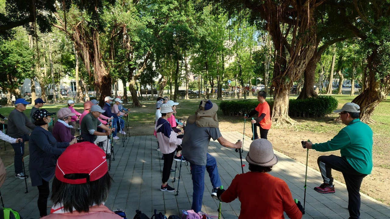 樂齡森活北歐式健走